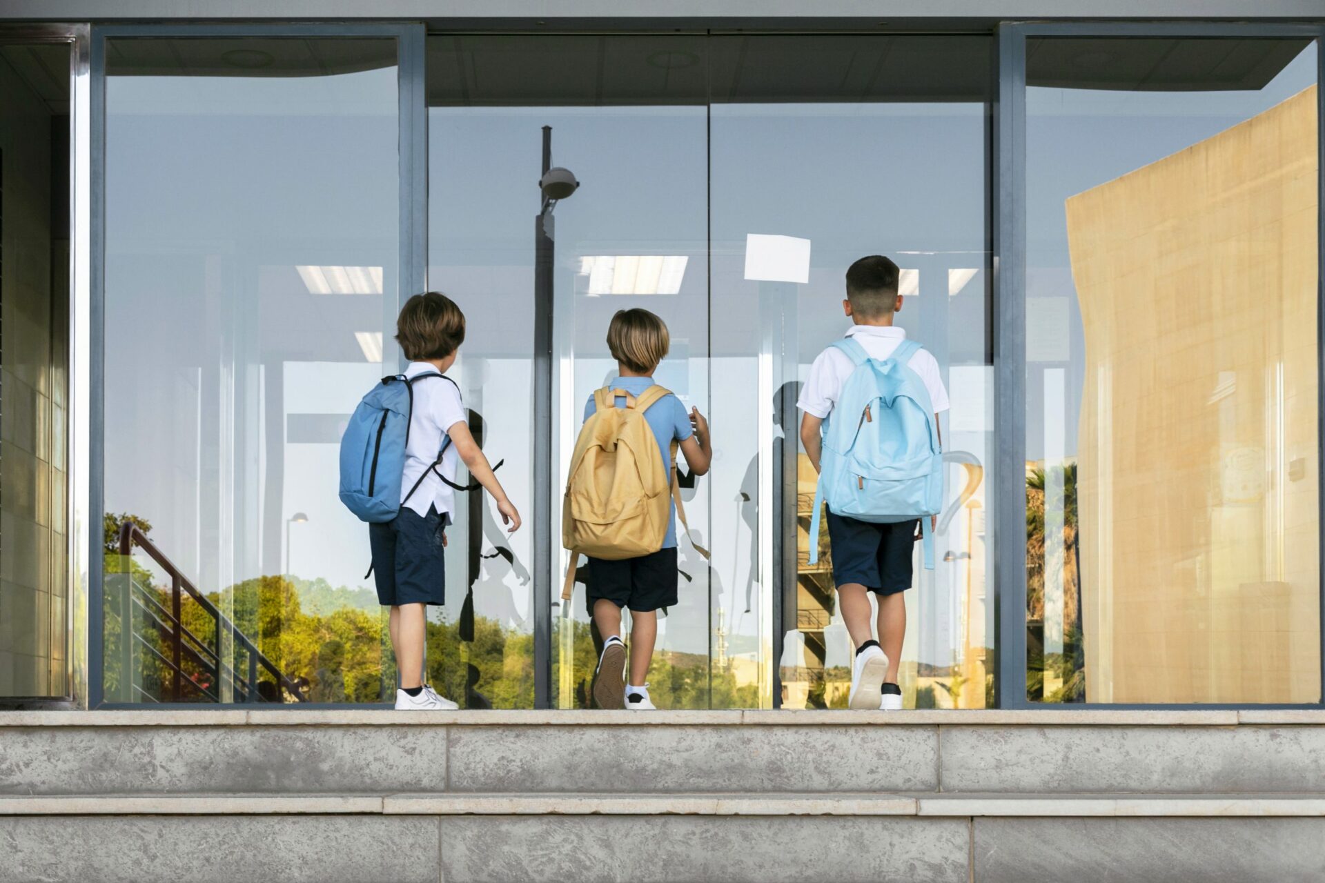 Enfants qui retournent à l'école ensemble